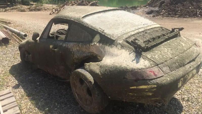 Porsche 911 river