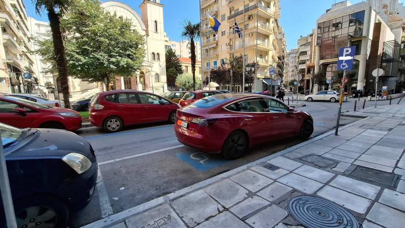 Tesla Model Y parkarisma Thessaloniki 2