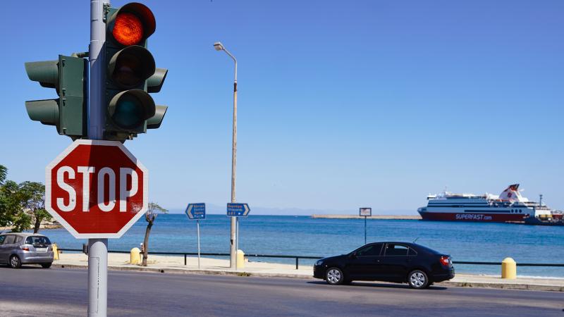 Πινακίδα Stop και φωτεινός σηματοδότης 