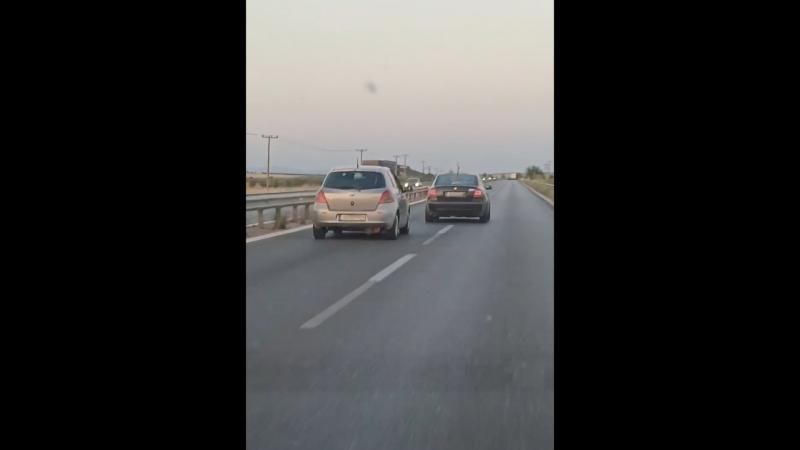 autokinito sti mesi tou dromou