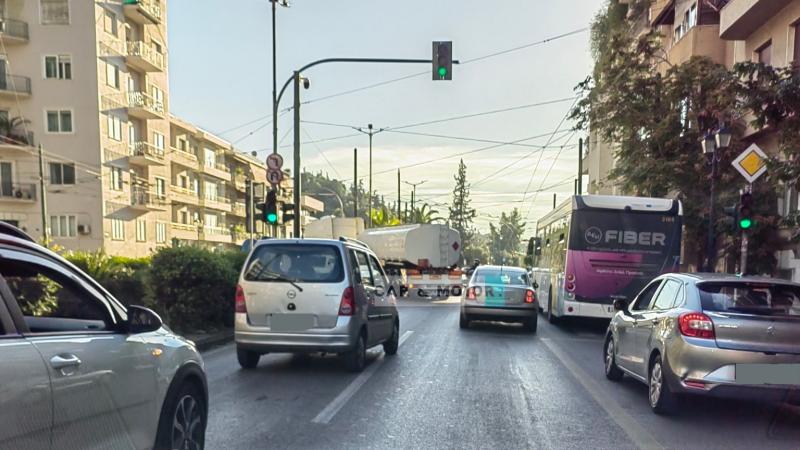 Στροφή βυτιοφόρου στην καρδιά της Αθήνας