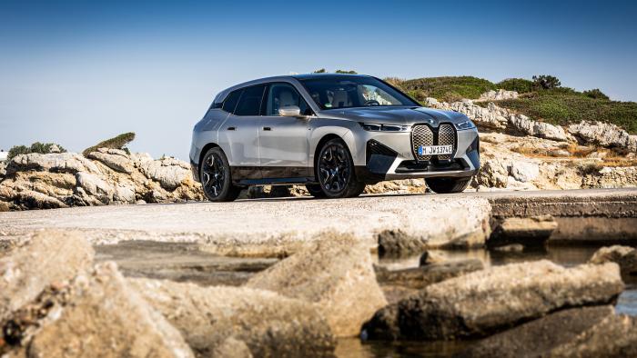 Η BMW iX φρεσκάρεται και γίνεται ισχυρότερη | carandmotor.gr