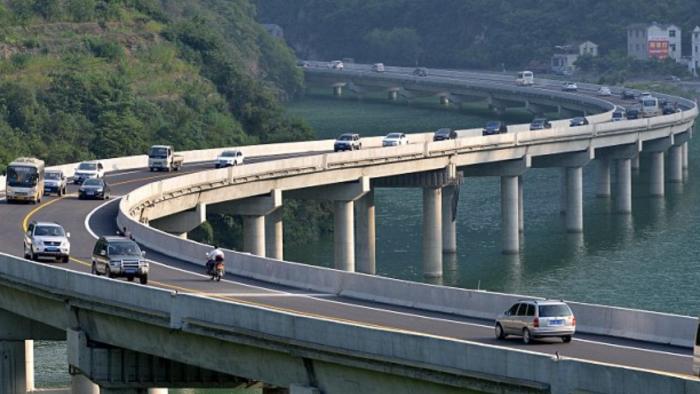 autokinitodromos%20pano%20apo%20nero%20(