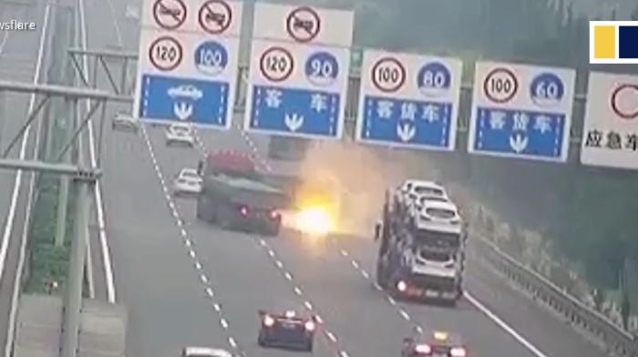 - انفجار مرعب على طريق سريع في الصين (فيديو)