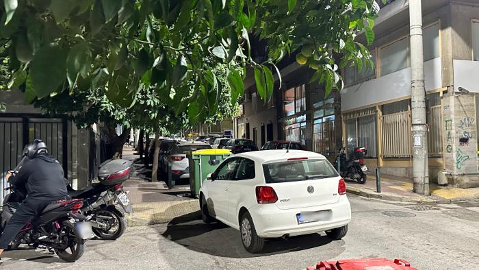 Απίστευτο παρκάρισμα στον Βύρωνα 1 parkarisma%20stin%20athina%20%282%29