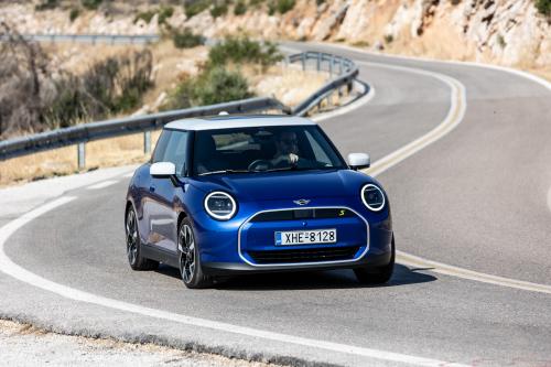 Renault 5 E-Tech Electric vs MINI Cooper SE