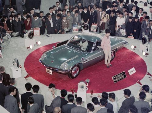 Παρουσίαση του εκθαμβωτικά πανέμορφου Mazda Cosmo στο Σαλόνι του Τόκιο το 1964