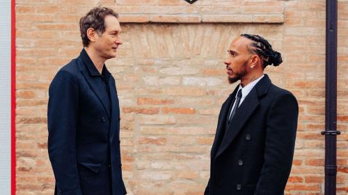 O John Elkann με τον Lewis Hamilton, κατά την άφιξη του Βρετανού στο Μαρανέλο τον Ιανουάριο του 2025