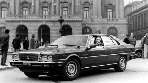 Ο τενόρος Luciano Pavarotti παραλαμβάνει τη δική του Maserati Quattroporte