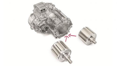 Κάτω στη μέση της εικόνας διακρίνεται ο νέος EESM κινητήρας και δίπλα του ένας PSM 