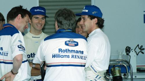Ο Ayrton Senna στο γκαράζ της Williams, με τον Damon Hill και τον τεχνικό διευθυντή Patrick Head
