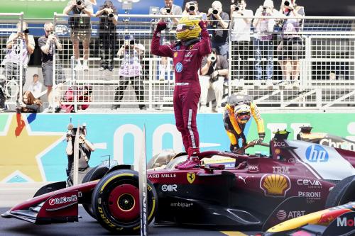O Hamilton πανηγυρίζει τη νίκη του στον αγώνα Sprint της Σαγκάης