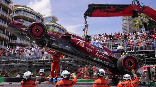 H Ferrari SF-25 απομακρύνεται μετά το ατύχημα του Hamilton στις δοκιμές του Μονακό