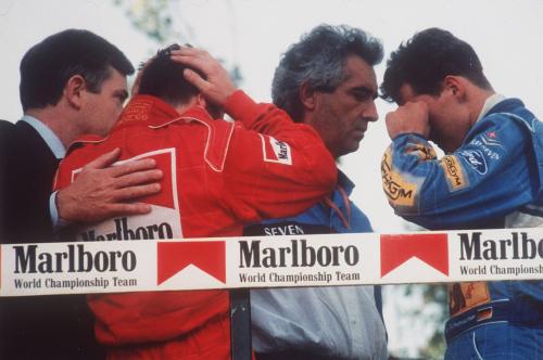 Στο βάθρο της Imola το 1994, οι Michael Schumacher και Nicola Larini πληροφορούνται για τον θάνατο του Ayrton Senna