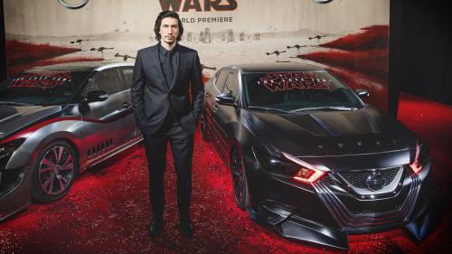 Ο Adam Driver στην παγκόσμια πρεμιέρα του Πολέμου των Άνστρων το 2019, δίπλα σε δύο ειδικά διαμορφωμένα αυτοκίνητα της χορηγού της εκδήλωσης, Nissan.