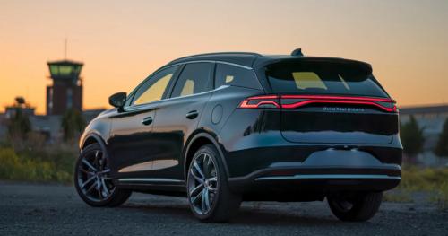 (Κεντρική φωτό και πάνω): To κινεζικό ηλεκτρικό SUV BYD Tang
