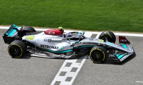H Mercedes W13 με τον Lewis Hamilton στο κόκπιτ, δοκιμές Μπαχρέιν 2022