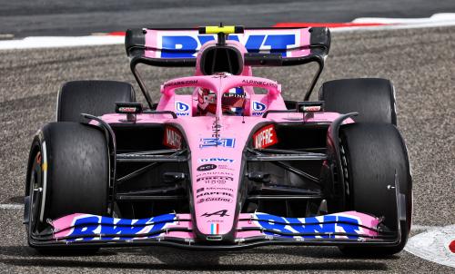 Ο Esteban Ocon με τον ροζ χρωματισμό της Alpine A522 τη δεύτερη μέρα στις δοκιμές της Μέσης Ανατολής