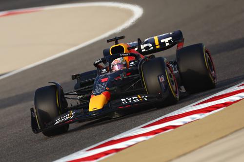 Ο Max Verstappen στο κόκπιτ της νέας RB18