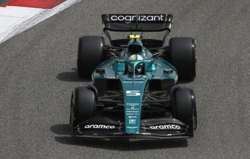 Η νέα Aston Martin AMR22 με τον Sebastian Vettel στην πίστα του Σακίρ