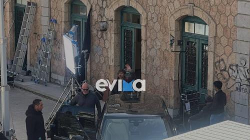 O Brad Pitt χαιρετάει τους φωτογράφους λίγο πριν μπει στο μαύρο Range Rover (φωτογραφία: evima.gr)