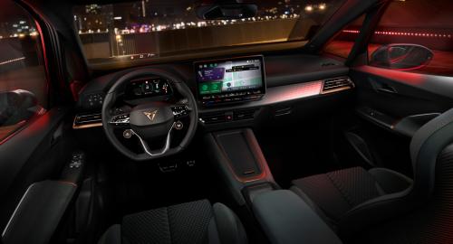 Μαλακές επενδύσεις, προσεγμένα φινιρίσματα και υφές στα σημεία που ο οδηγός και ο συνοδηγός έρχονται σε φυσική και οπτική επαφή και στιβαρό "δέσιμο" είναι αυτά που χαρακτηρίζουν ταμπλό και καμπίνα στο Born.