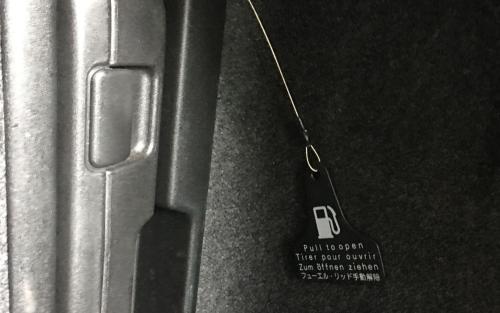 Άνοιγμα τάπας καυσίμου από τον χώρο αποσκευών