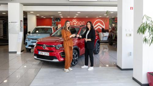 H υπεύθυνη του Εμπορικού Τμήματος του carandmotor.gr, Μέμα Κατωπόδη, παραδίδει το κλειδί του νέου Citroen C3 στην νικήτρια, Κωνσταντίνα Βασιλειάδου.