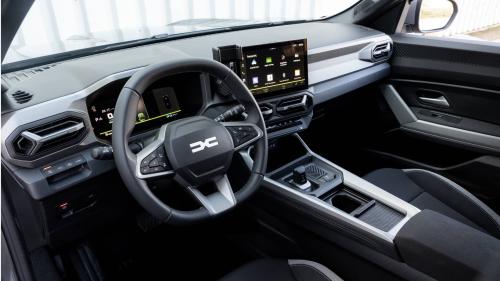 Το εσωτερικό του Dacia Bigster. Το κουμπί "My Safety" βρίσκεται τέρμα αριστερά στο ταμπλό, στο ύψος του μοχλού των φλας.