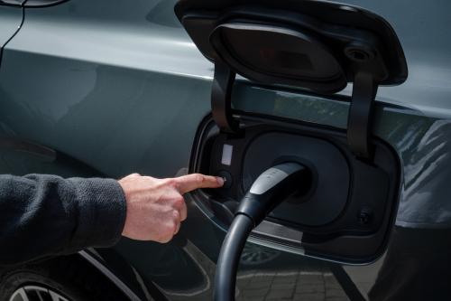 Volvo Tesla φόρτιση