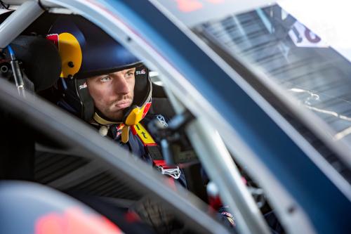 Verstappen και Lindblad κοντράρονται 