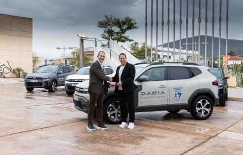  O κ. Κώστας Κεντέρης, Αντιπρόεδρος του ΣΕΓΑΣ, παραλαμβάνει το κλειδί του στόλου αυτοκινήτων Dacia από τον κ. Στήβεν Σίρτη, CEO της Grand Automotive Hellas. 