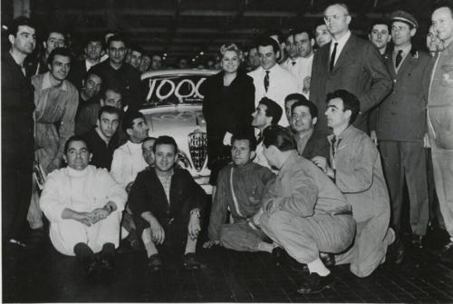 Η Giulietta Masina, μούσα του Federico Fellini, με το 100.001ο αντίτυπο της AR Giulietta στο Portello