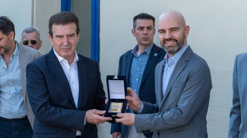 Ο Υπουργός Προστασίας του Πολίτη, Μιχάλης Χρυσοχοΐδης, με τον Διευθύνων Σύμβουλο της Wide Media, Γιάννη Ντάλλα. 