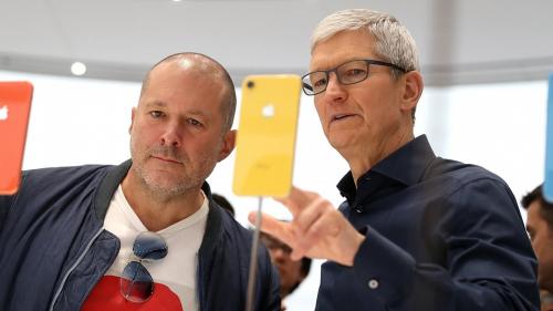 Jony Ive (αριστερά) και δεξιά ο CEO της Apple, Tim Cook