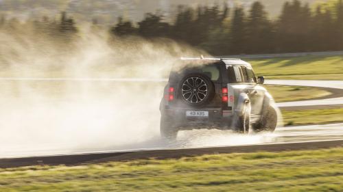 Land Rover Defender OCTA 3