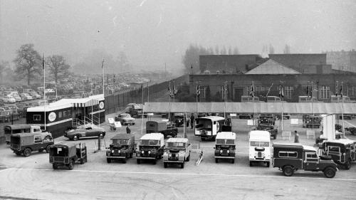 Το προαύλιο του Solihull. Η παραγωγή του πρώτου Land Rover ξεκίνησε εκεί το 1948