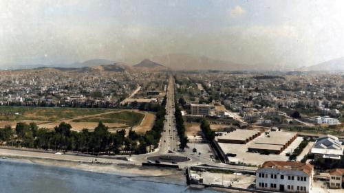 Αεροφωτογραφία από το Φαληρικό Δέλτα. Στα αριστερά βρίσκεται ο Ιππόδρομος των Αθηνών, πόλος έλξης για κάθε τάξη (νυν Κέντρο Πολιτισμού Ίδρυμα Σταύρος Νιάρχος), ενώ δεξιά πρίν από το Ευγενίδειο Ίδρυμα στεγάζεται το Κρατικό Εργοστάσιο Αεροσκαφών (ΚΕΑ), η ιστορικότερη Ελληνική εταιρεία παραγωγής αεροσκαφών.