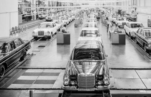 Πολυτελείς λιμουζίνες της Mercedes-Benz πριν την έλευση της S-Class, βγαίνουν από το Sindelfingen (1971)
