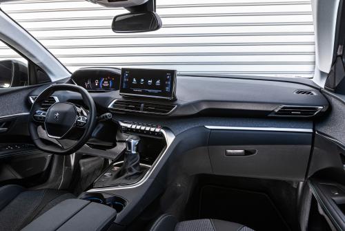 Nissan Qashqai vs Peugeot 3008