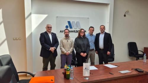 Ο Μιχάλης Οικονομάκης, Εκτελεστικός Πρόεδρος του Ομίλου Πέτρος Πετρόπουλος, (αριστερά στη φωτογραφία) κατά την υπογραφή της συμφωνίας.