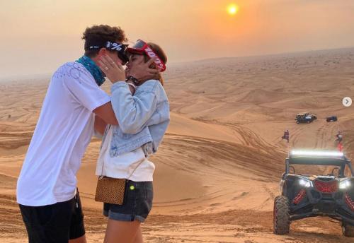 Ο Lando Norris με τη μνηστή του στην έρημο του Dubai