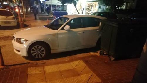 παρκάρισμα μπροστά από κάδο απορριμμάτων