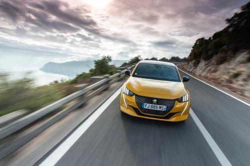 Toyota Yaris vs Peugeot 208