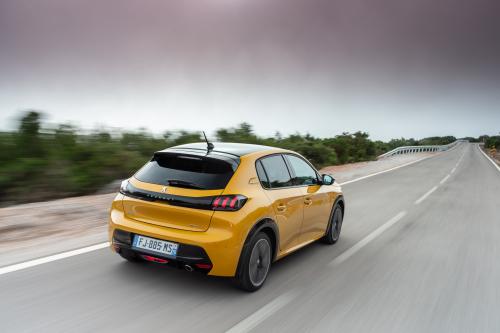 Toyota Yaris vs Peugeot 208