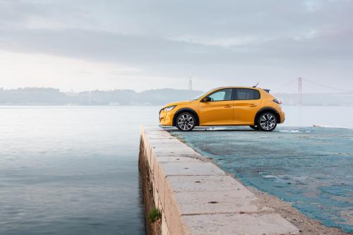 Toyota Yaris vs Peugeot 208