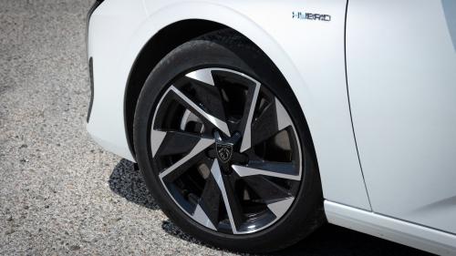 Peugeot 308 Hybrid 7