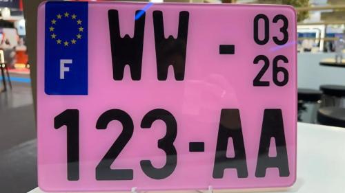 ροζ πινακίδα κυκλοφορίας