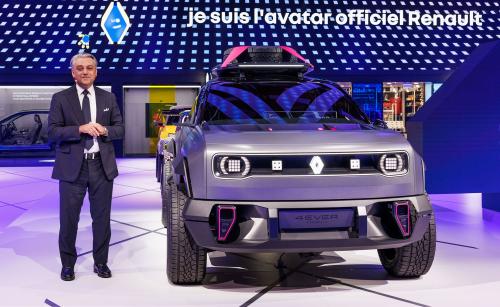 Ο CEO του ομίλου Renault Luca de Meo, με το πρωτότυπο 4EVER Trophy στο Σαλόνι του Παρισιού 2022