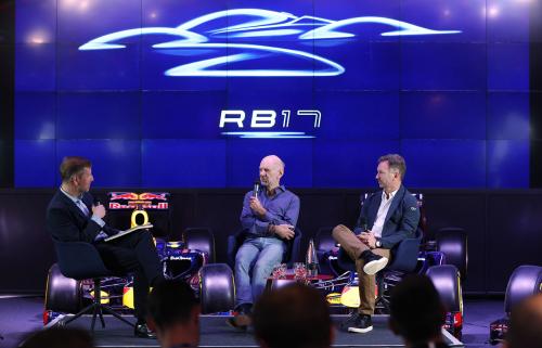 Ο Adrian Newey (κέντρο) με τον διευθυντή της Red Bull Racing και Red Bull Advanced Technologies, Christian Horner (δεξιά)
